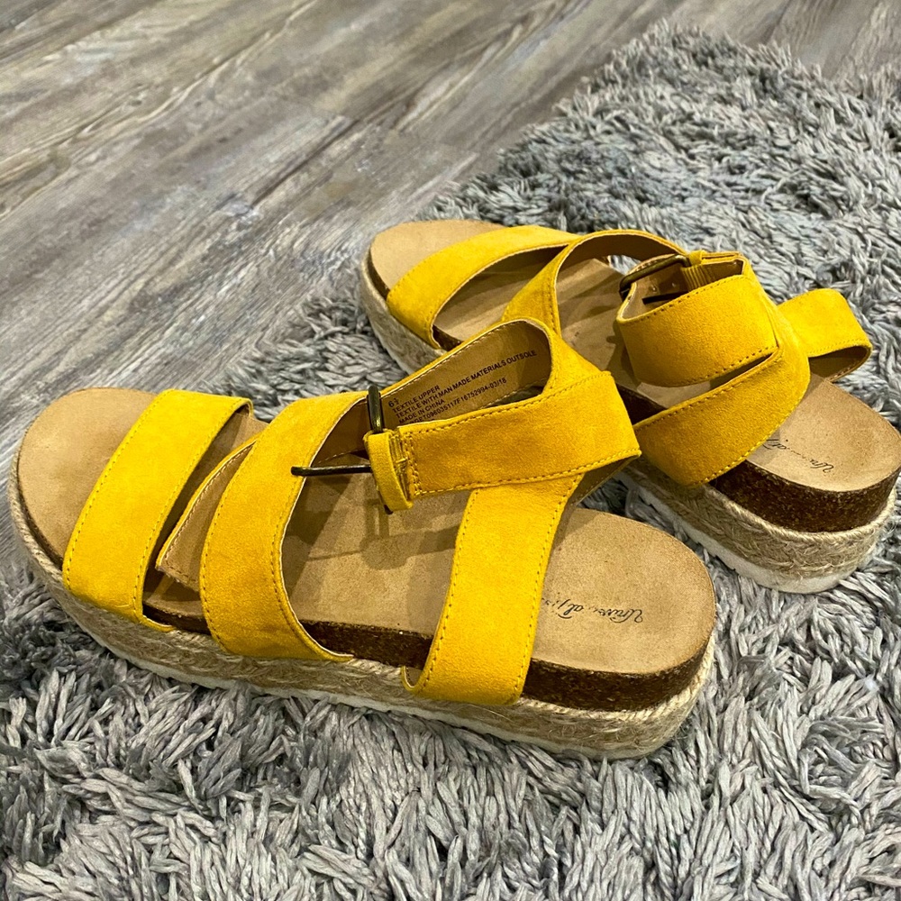 Yellow platforms - Picture 5 of 5